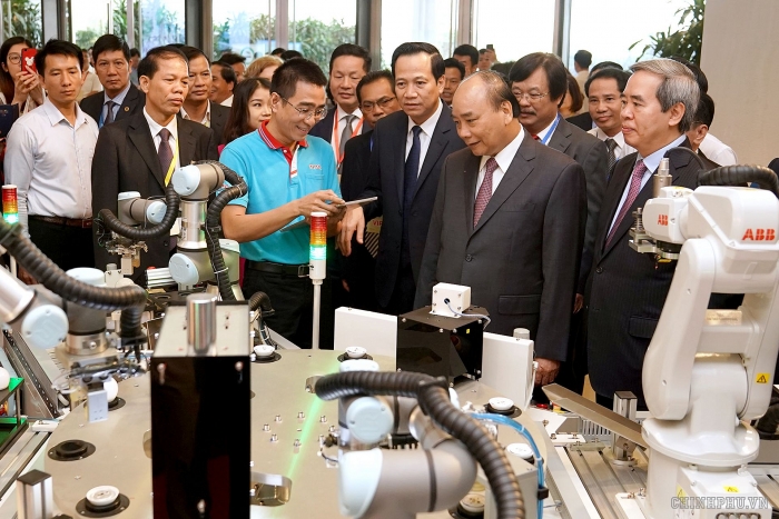 Thủ tướng Nguyễn Xuân Phúc và các đại biểu tham quan triển lãm kỹ năng nghề trong khuôn khổ sự kiện. (Nguồn: VGP/Quang Hiếu)
