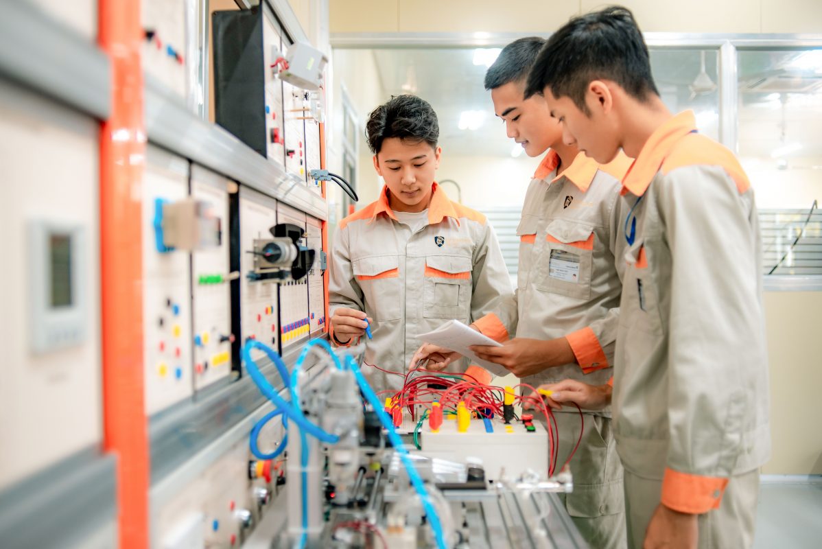 Sinh viên ngành Điện Công nghiệp thực hiện lắp ráp mạch điện